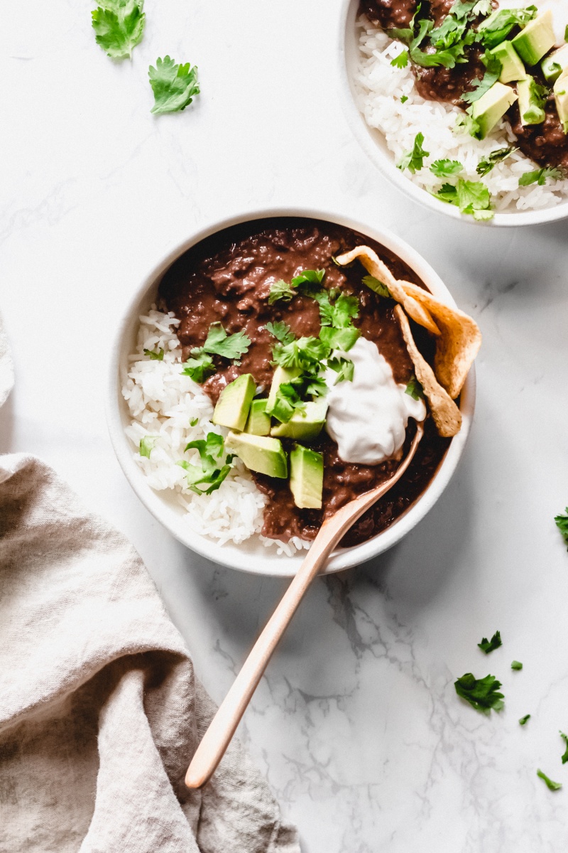 https://www.emilieeats.com/wp-content/uploads/2019/10/vegan-slow-cooker-black-bean-soup-healthy-lunch-dinner-recipes-plant-based-4-800x1200.jpg