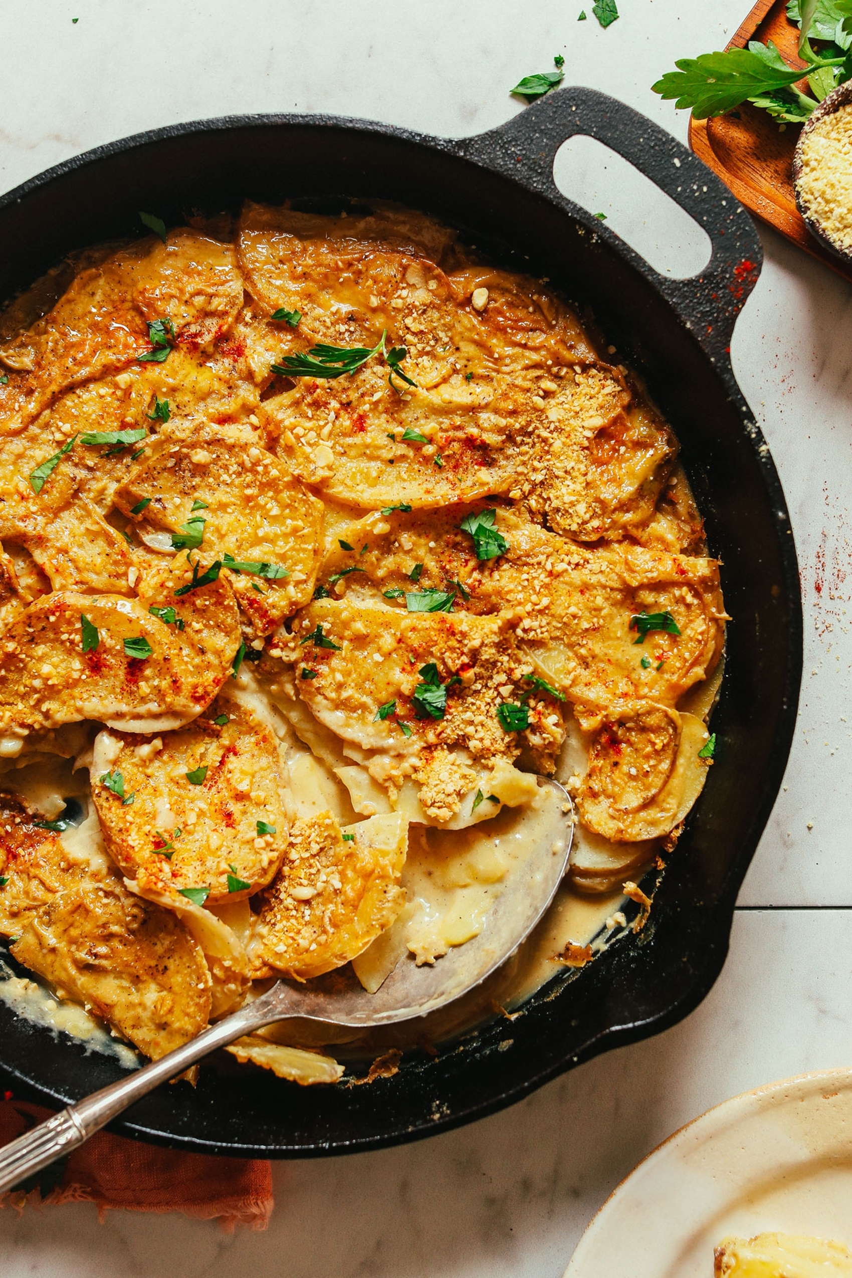 a cast iron skillet of scalloped potatoes